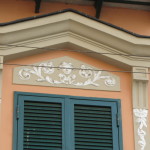 via Arenella 33 - decorazione timpano triangolare