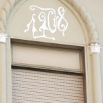 via Arenella 33 - decorazione arco finestra (1908 anno di costruzione?)